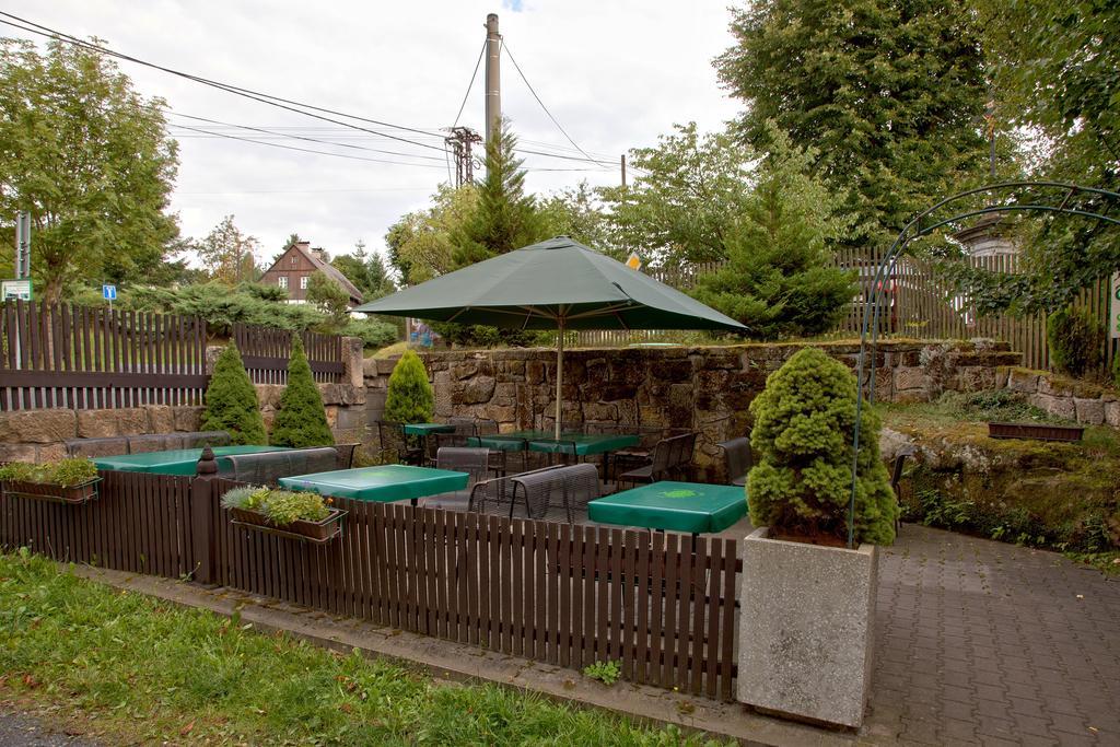 Hotel U Zeleneho Stromu - Zum Gruenen Baum Hrensko Bagian luar foto