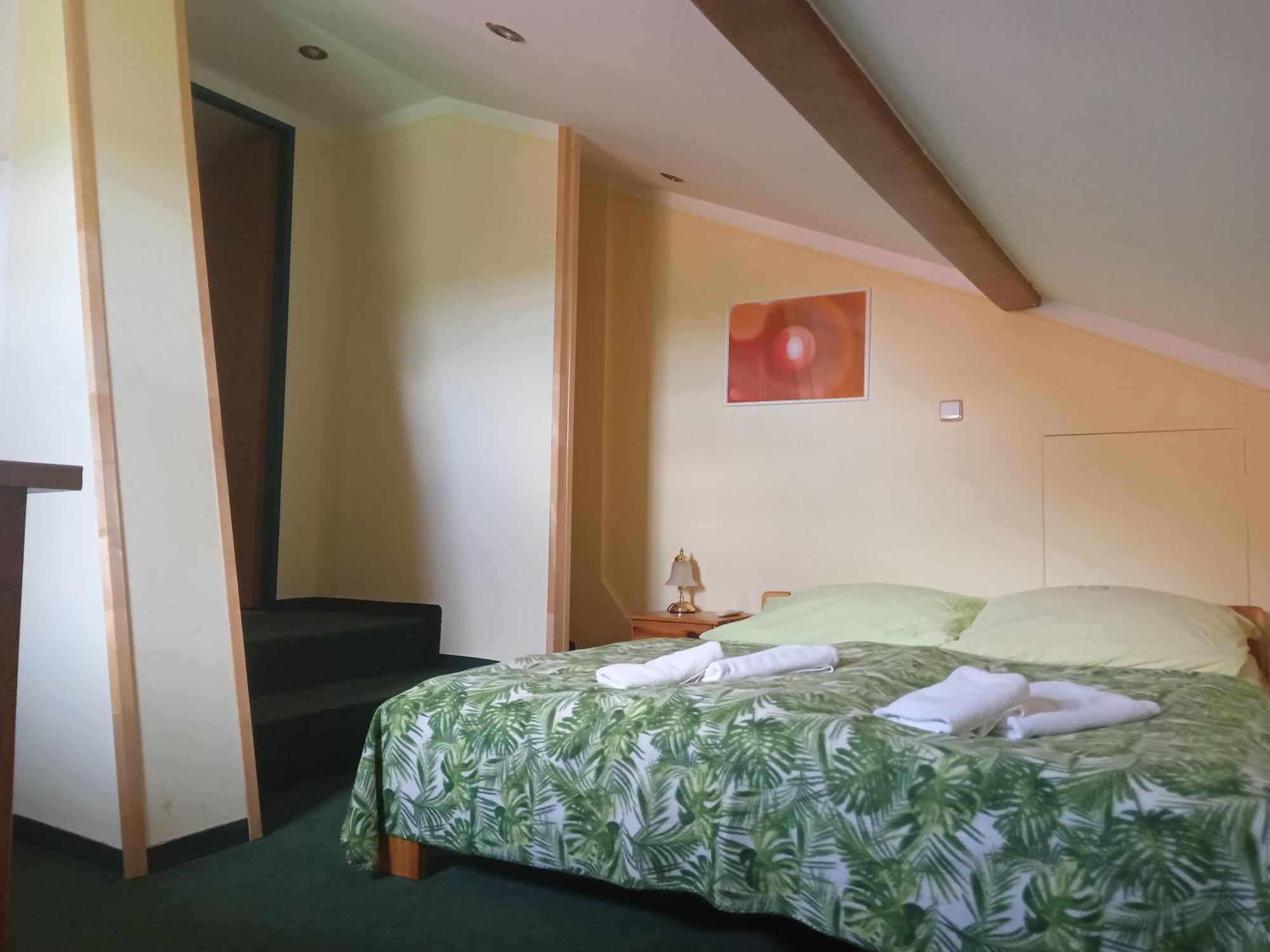 Hotel U Zeleneho Stromu - Zum Gruenen Baum Hrensko Bagian luar foto