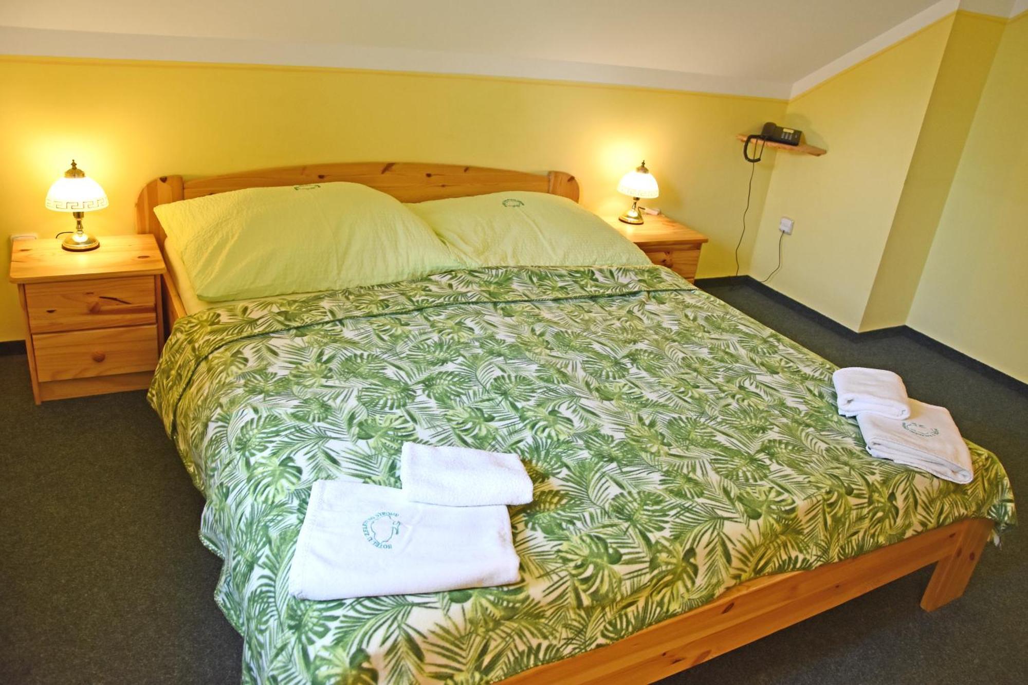 Hotel U Zeleneho Stromu - Zum Gruenen Baum Hrensko Bagian luar foto